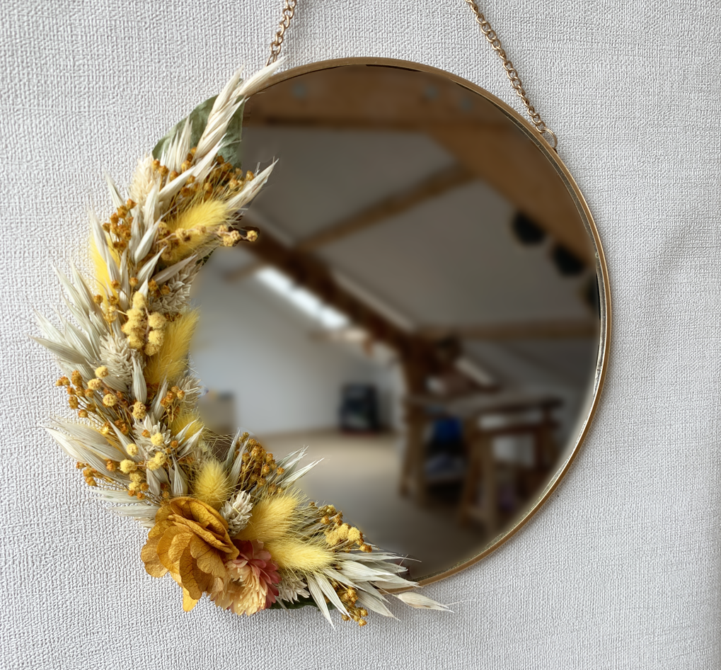 Miroir orné de fleurs séchées sur mesure
