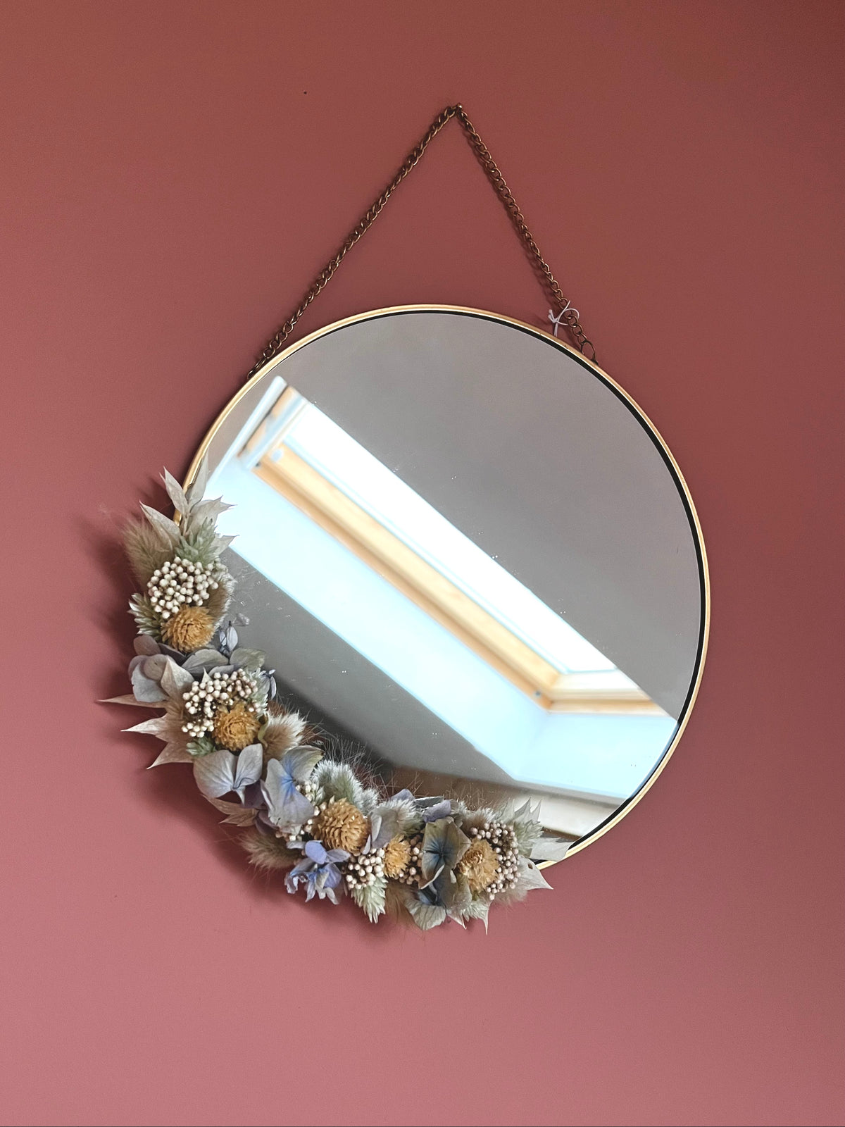 Miroir orné de fleurs séchées sur mesure