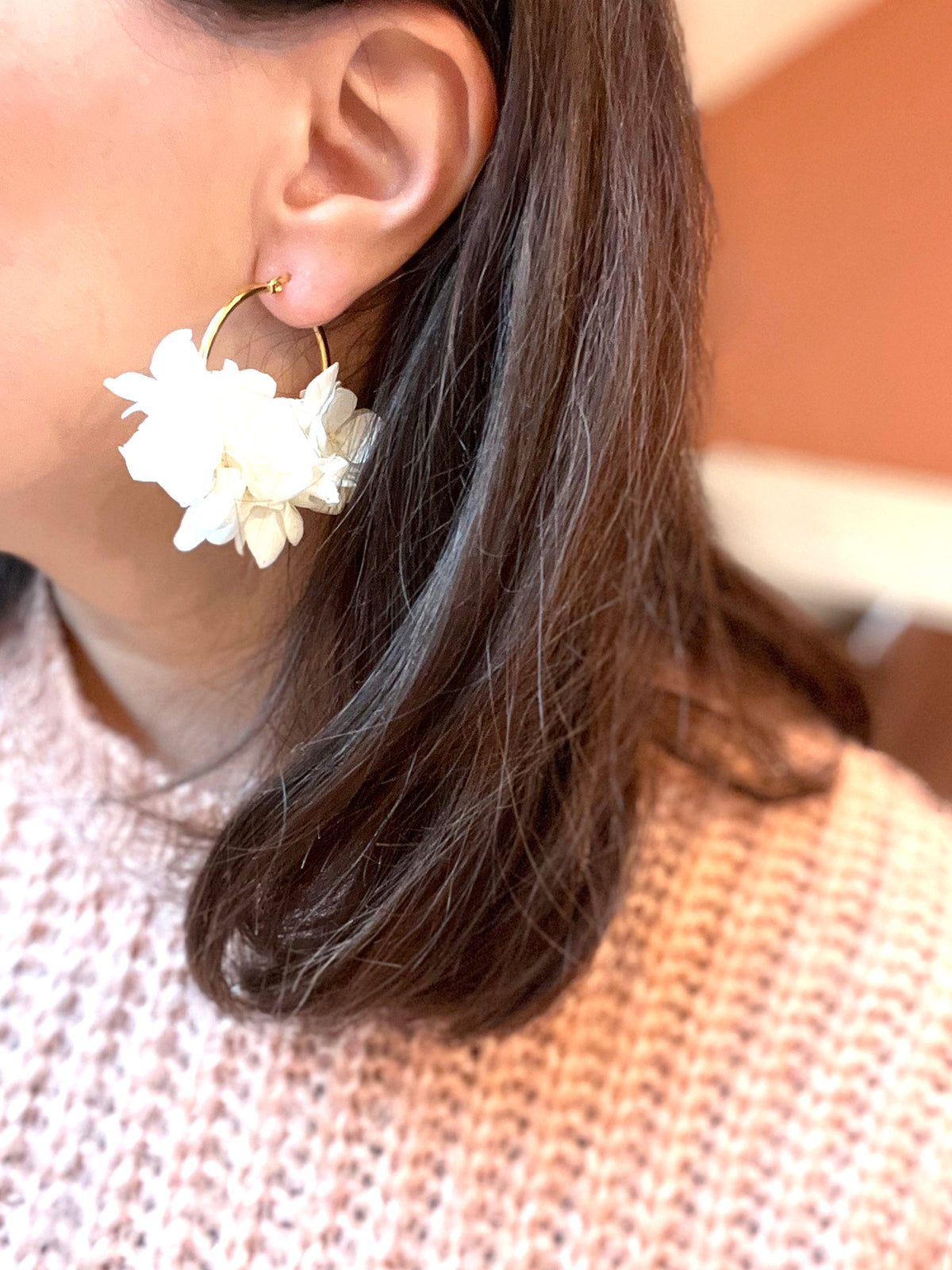 Créoles en acier inoxydable et hortensia stabilisé blanc