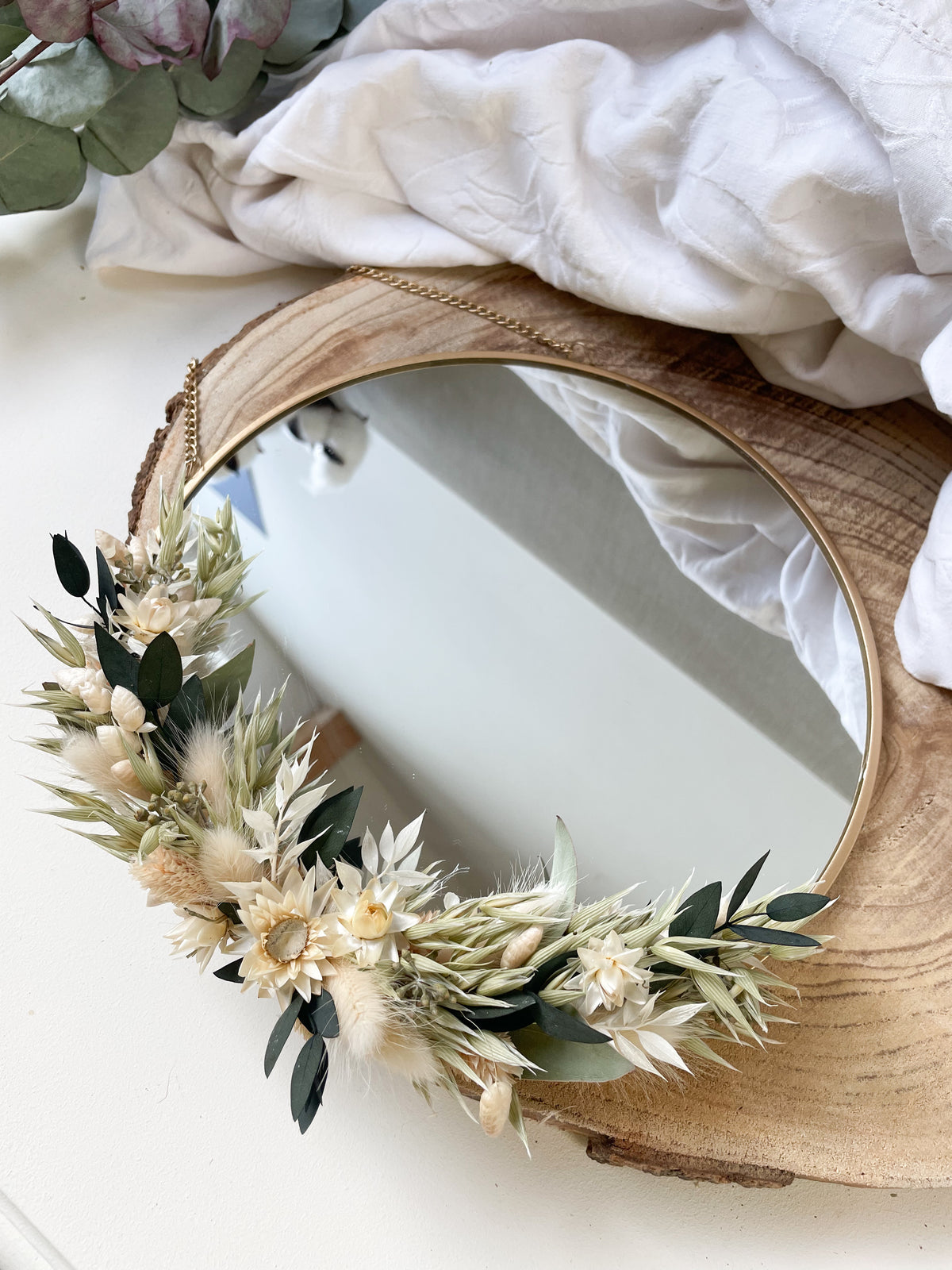 Miroir orné de fleurs séchées sur mesure
