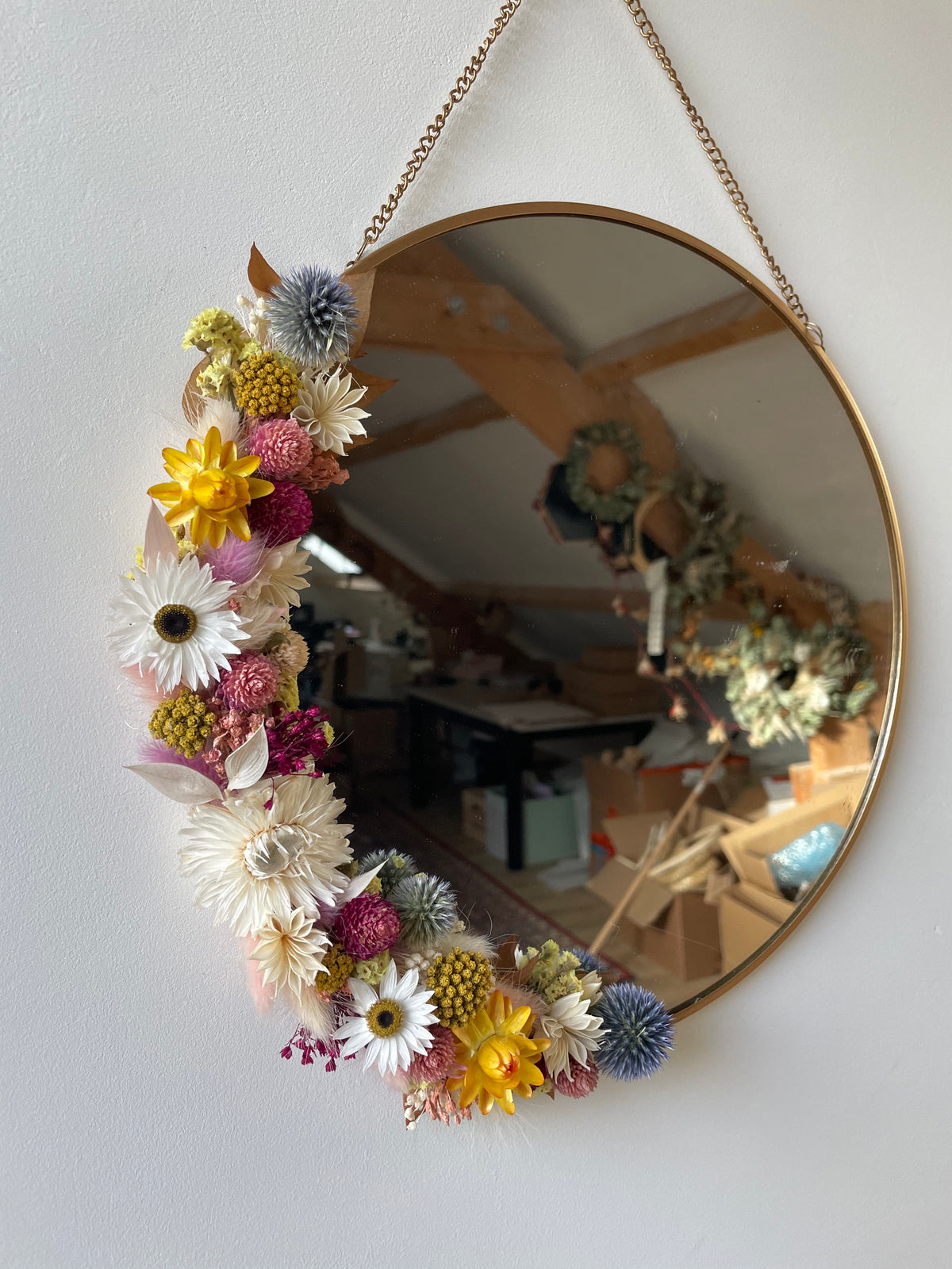 Miroir orné de fleurs séchées sur mesure
