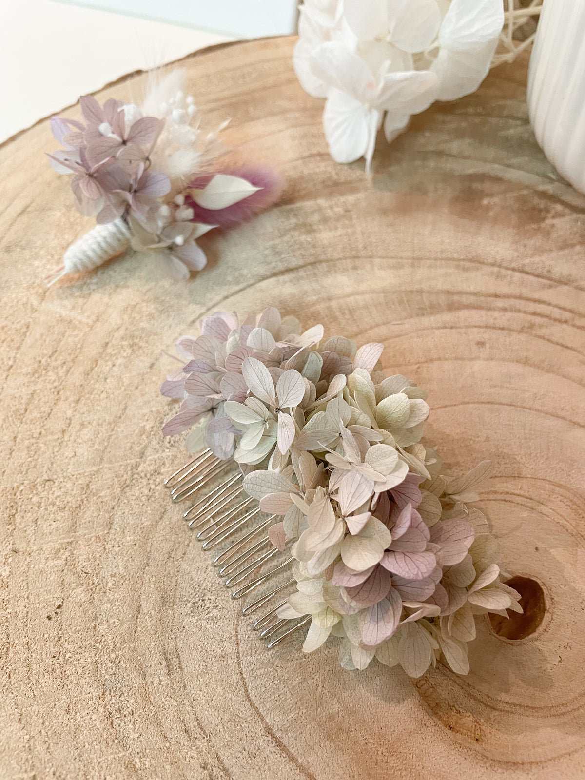 Peigne de mariée sur mesure et sa boutonnière assortie