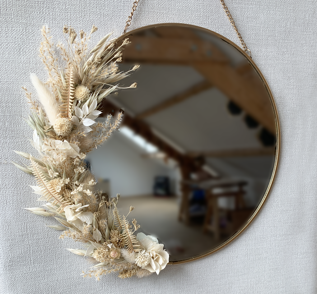 Miroir orné de fleurs séchées sur mesure